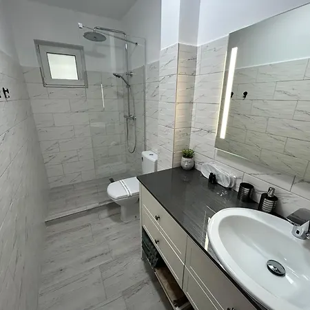 1 Mai - Luxury Park - Self Check-in - Private Parking - 2 * Craiova